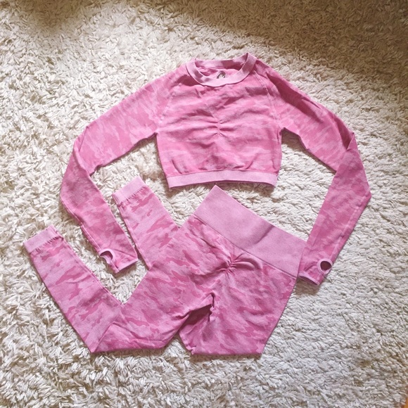 2Pc Baby Pink Camo Seamless Workout Set (long sleeve crop top + leggings) - Picture 7 of 7
